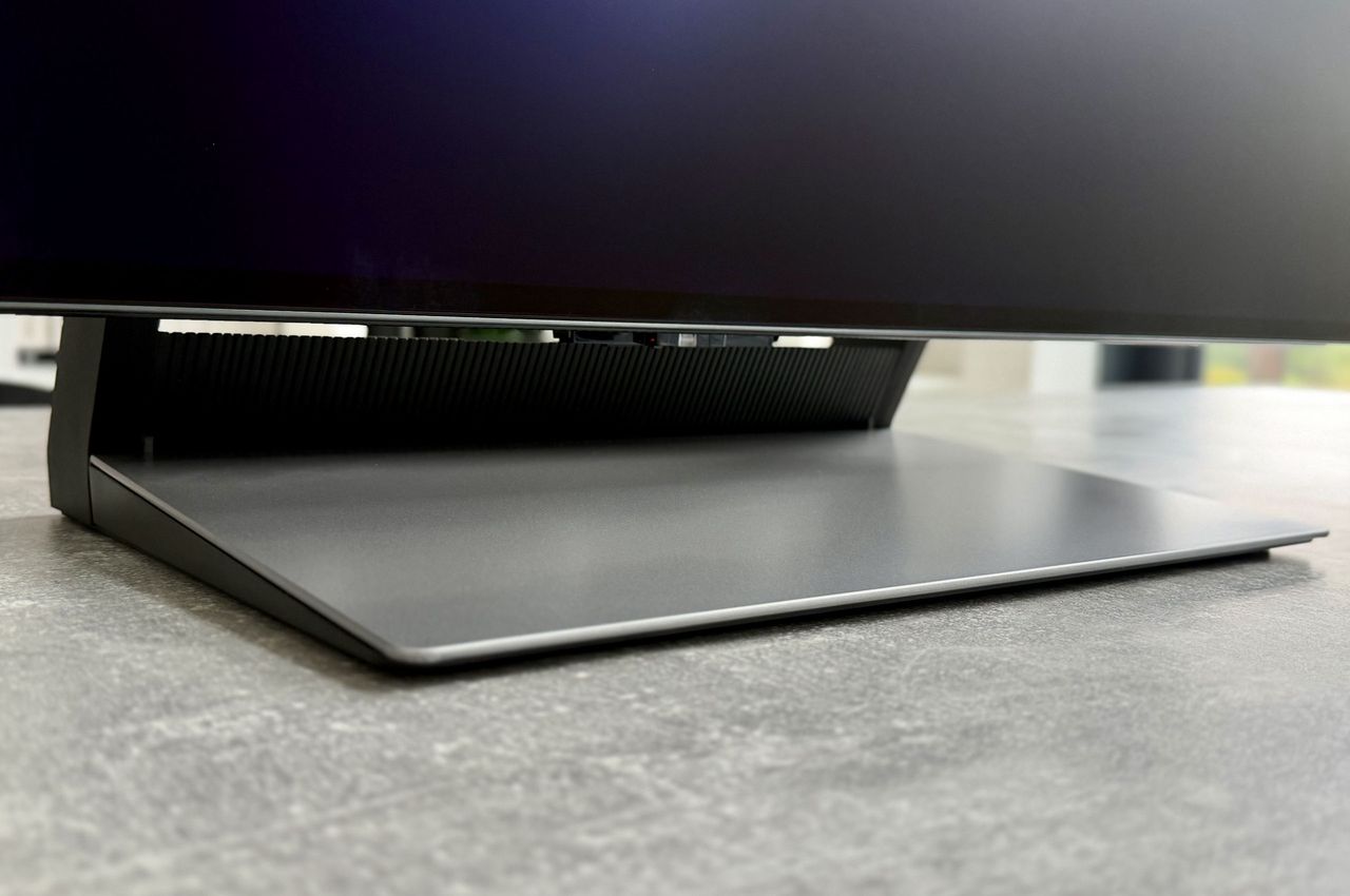 Samsung OLED S90H - plastikowa maskownica na nóżki.