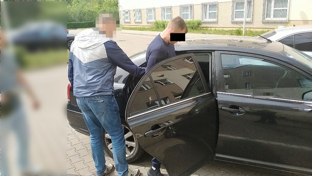 Ukradł alkohol. Ochroniarza sklepu zaatakował stłuczoną butelką
