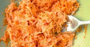 Ścieram marchewkę i robię prosty sos. Smak surówki podbija jeden sekretny składnik