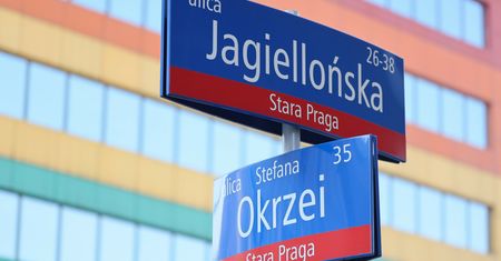 Atak na Pradze. Budynek urzędu skarbowego obrzucony kamieniami