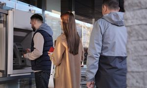 Polacy wycofują gotówkę z banków. Eksperci podali powody