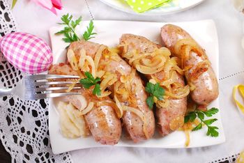Ta biała kiełbasa w sosie chrzanowym to must-have na Wielkanocny obiad