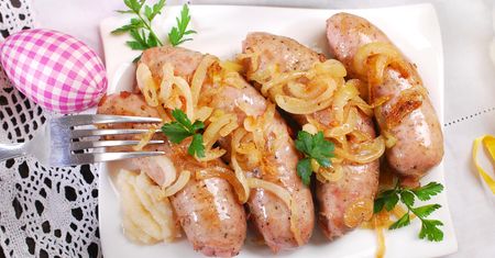 Ta biała kiełbasa w sosie chrzanowym to must-have na Wielkanocny obiad