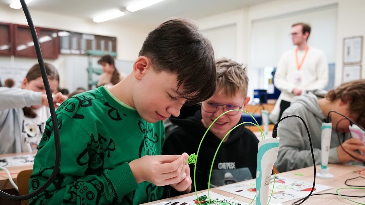 Dzieci obcują z technologią