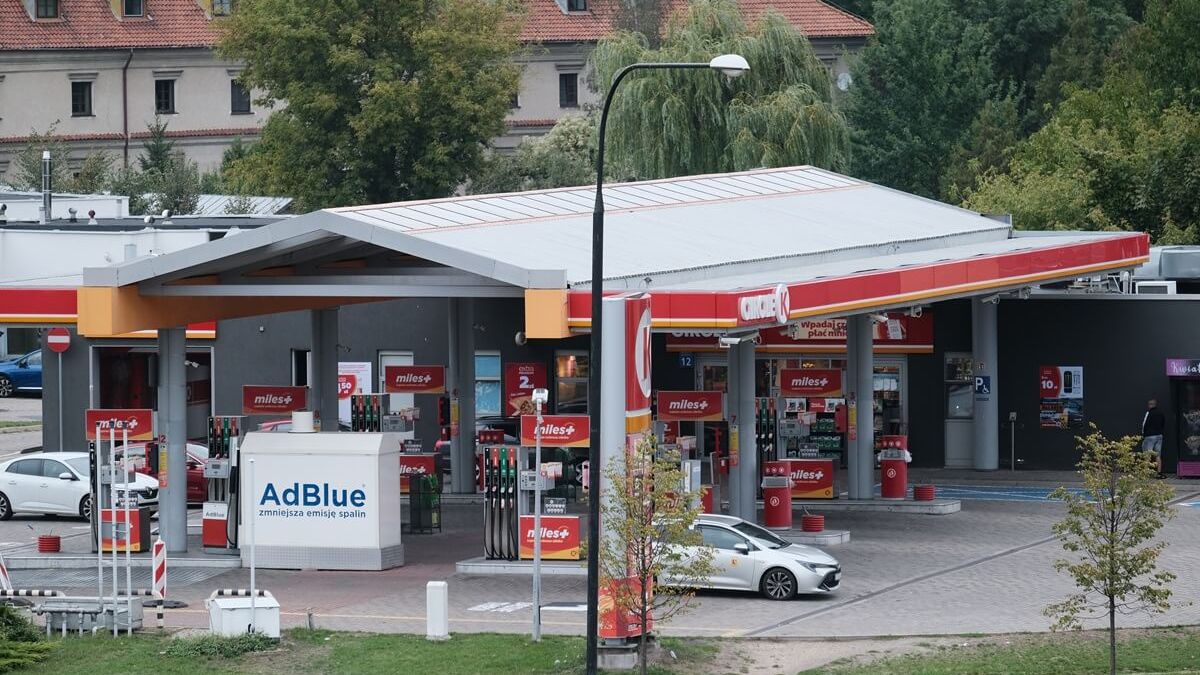 Kierowcy tankujący na stacji paliw Circle K