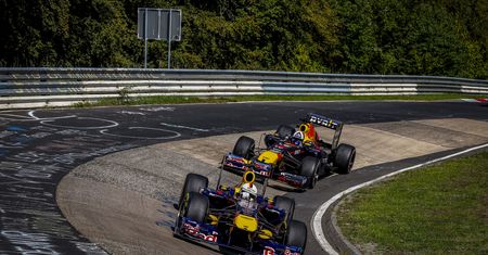 Bolidami F1 po Nürburgringu. Za kierownicami gwiazdy sportu