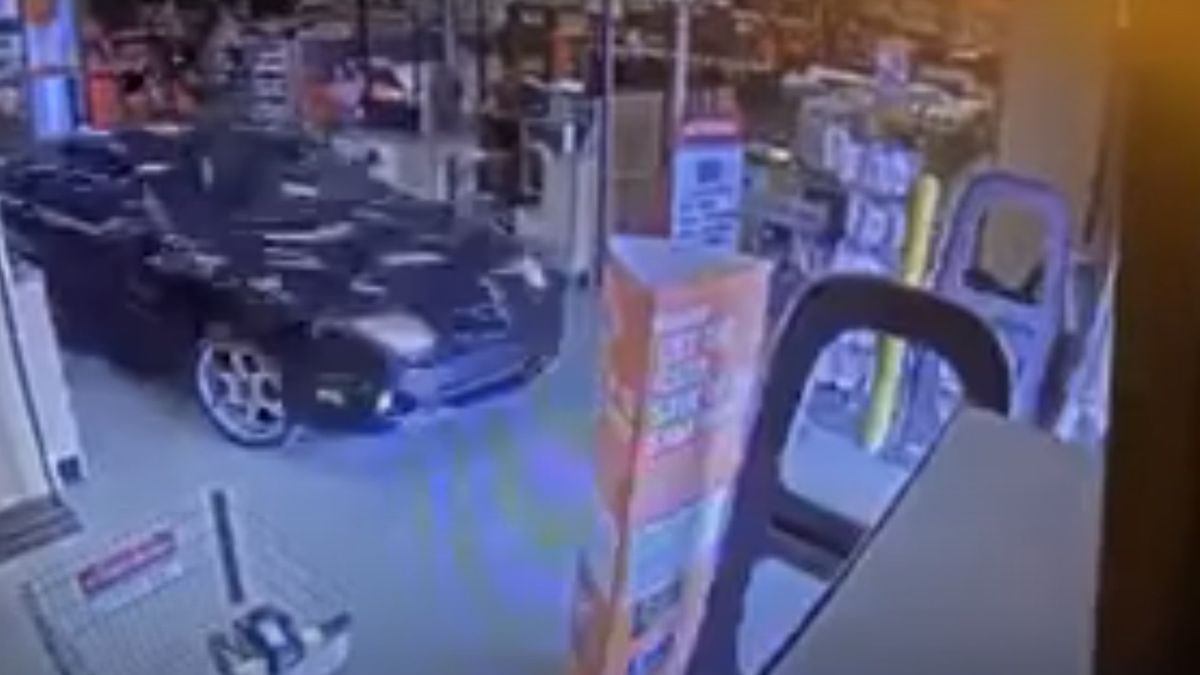 Kobieta wjechała do marketu budowlanego