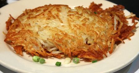 Przygotowane do spożycia mrożone hash brown (placki z ziemniaków) z dodatkiem sosu maślanego