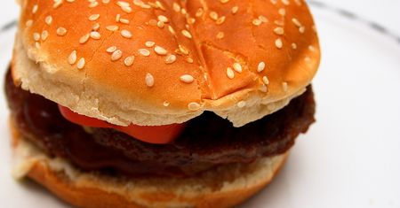 Podwójny hamburger z przyprawami i sosem