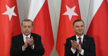 Andrzej Duda ściska dłoń Recepa Erdogana na spotkaniu w Warszawie (ZDJĘCIA)