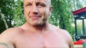 Pudzianowski pokazał swoje czerwone Porsche. Uśmiejesz się do łez