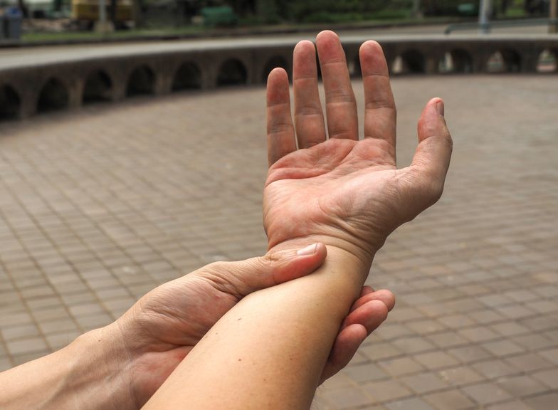 Drżenie rąk może ostrzegać o chorobie mózgu