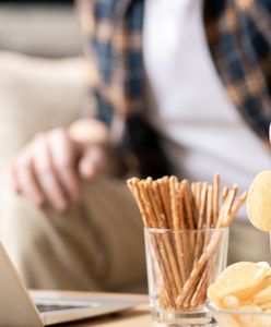 Wielu Polaków robi to między posiłkami. Ten popularny nawyk rujnuje trzustkę