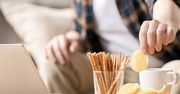 Wielu Polaków robi to między posiłkami. Ten popularny nawyk rujnuje trzustkę