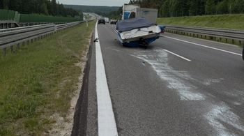 Kraksa z łódką na DK7 w pow. skarżyskim. Służby działają na miejscu
