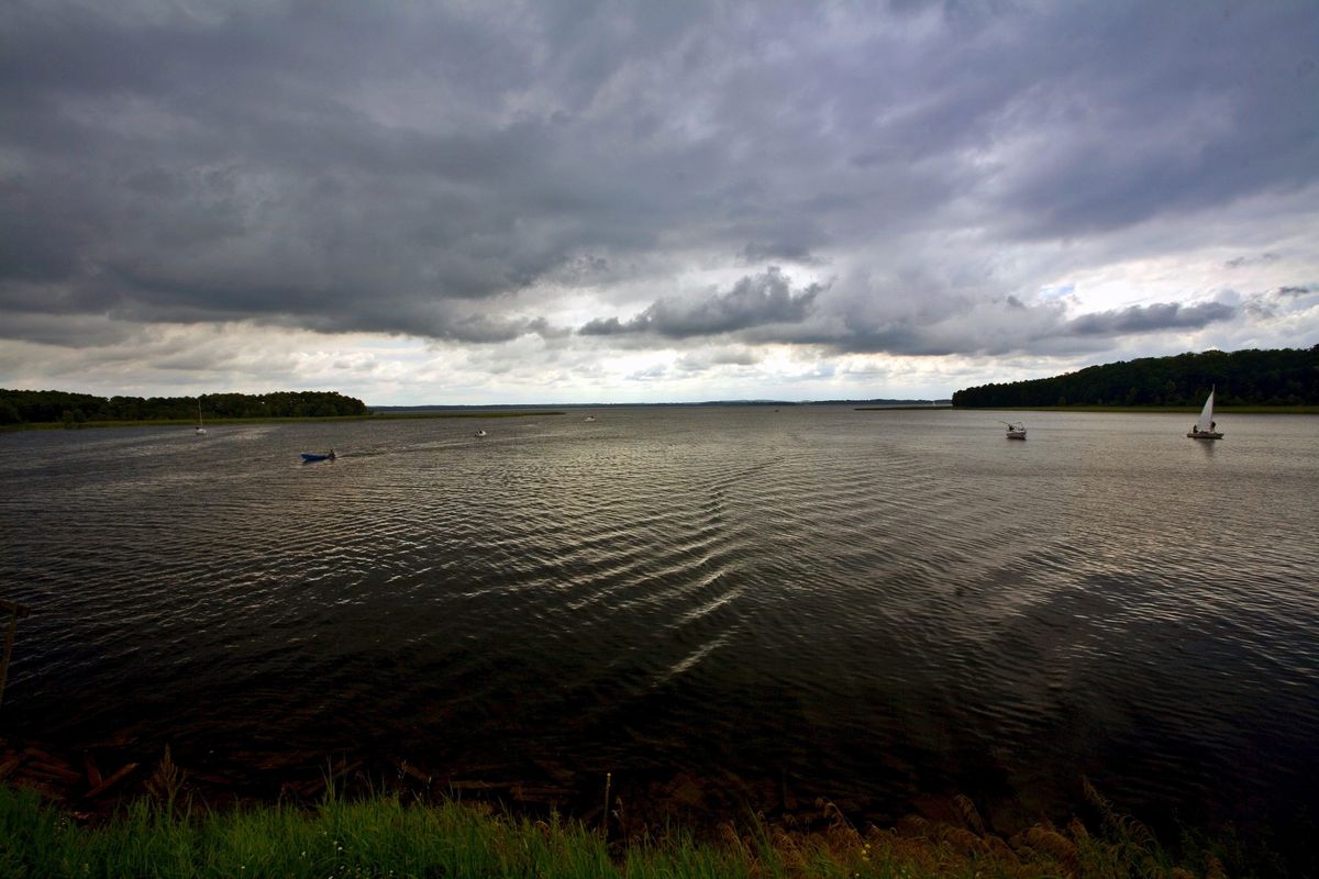 Jezioro Dargin: 18-latek żeglował z grupą znajomych. Nagle zaczął tonąć