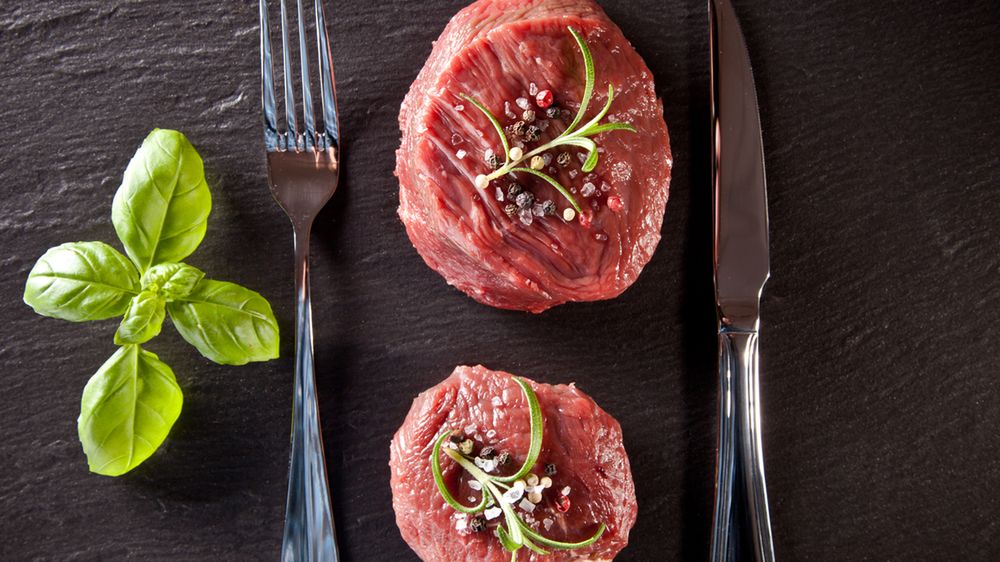 Surowa polędwica wołowa (steki, mięso i tłuszcz, II klasa mięsa)