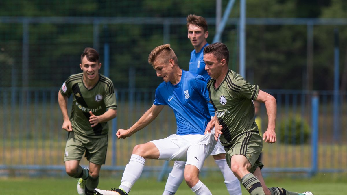 Marek Mróz (z lewej) i Mateusz Leleno walczący o piłkę