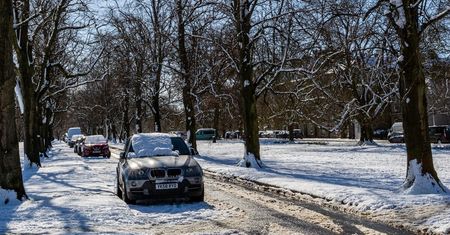 Opony zimowe czy całoroczne – które wybrać do elektryka?