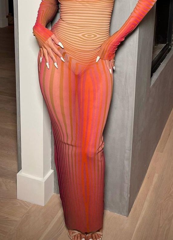 Pod prześwitującą sukienkę włożyła korygujące majtki, fot. Instagram.com/meganfox