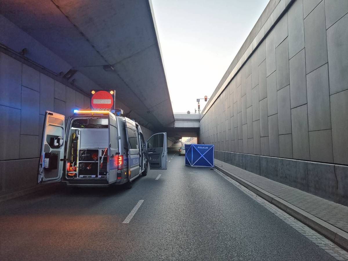 Makabryczny wypadek w Łodzi. Przeszedł przez barierki i runął do tunelu