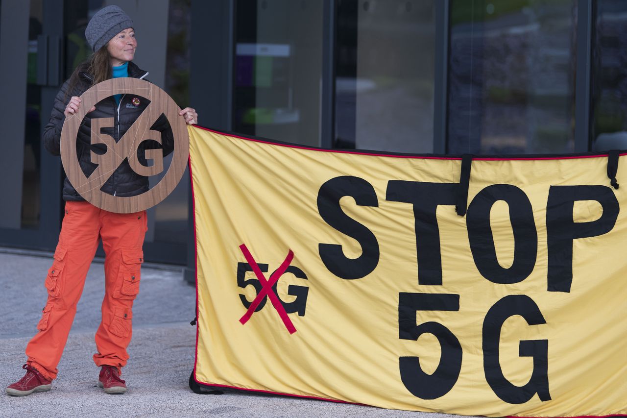 5G i fake newsy. Polska i 14 innych krajów pisze do KE - Protestująca przeciwko 5G W Wielkiej Brytanii