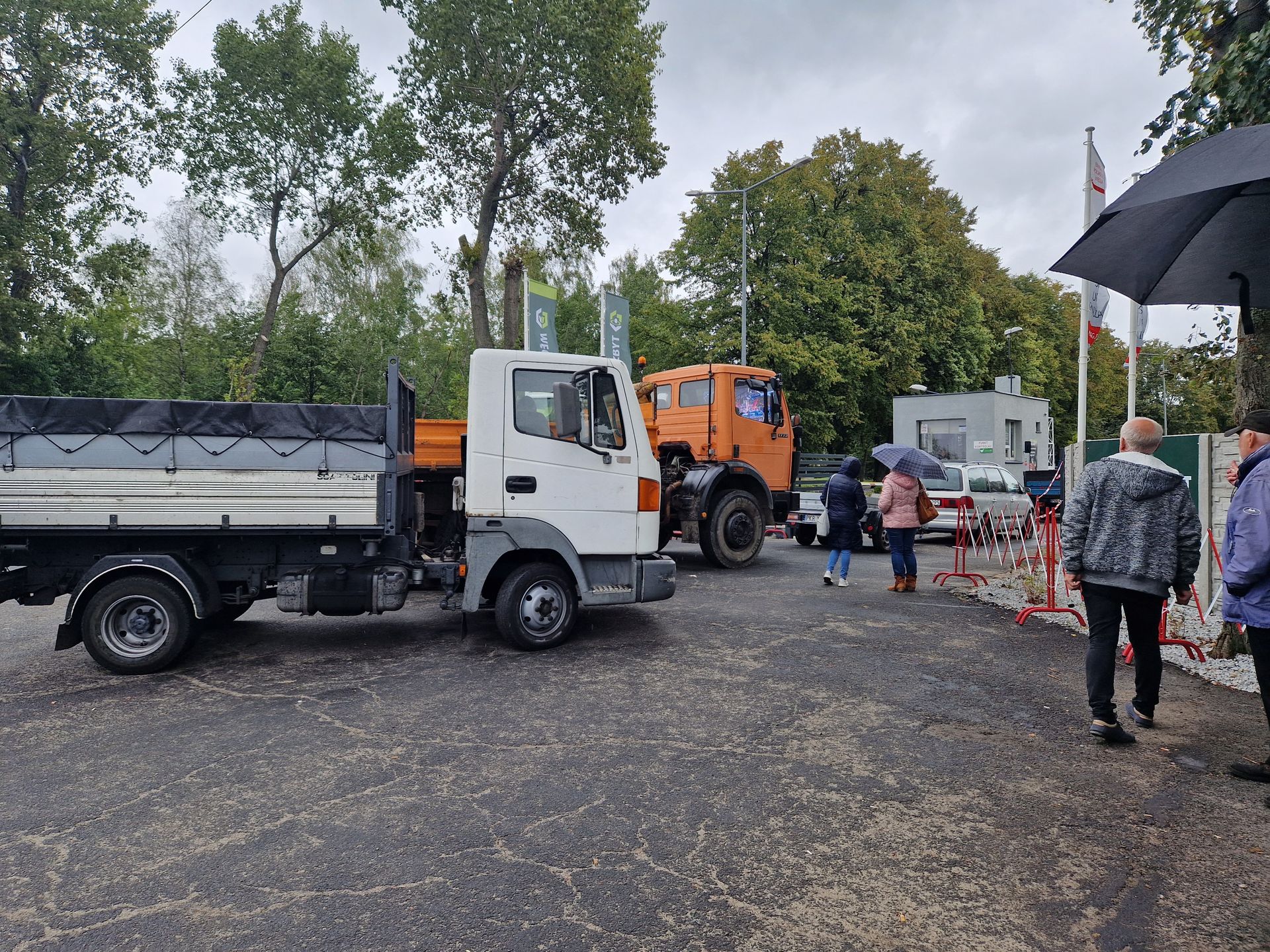 Kolejka po węgiel w przed Węglozbytem w Ostrowie Wlkp. 