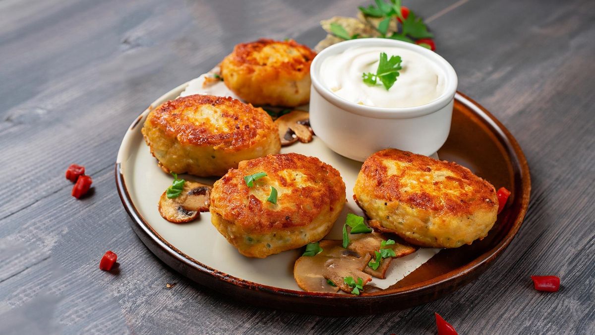 Bułeczki cheeseurgerowe na talerzu