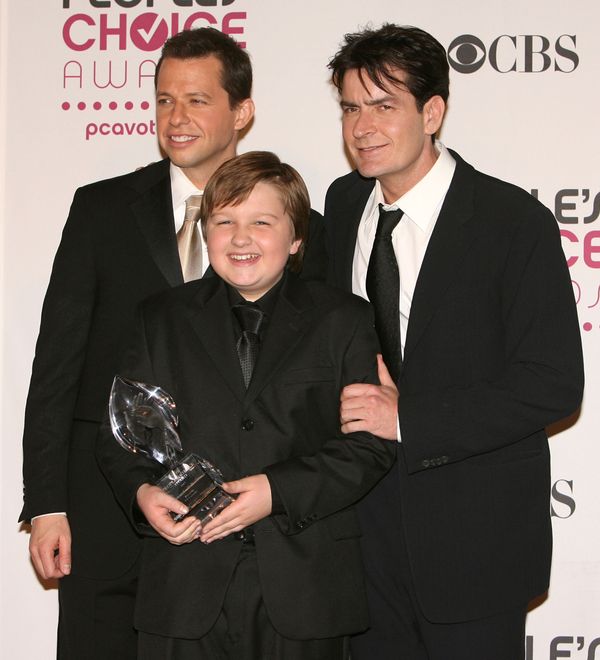  Charlie Sheen, Jon Cryer i Angus T. Jones