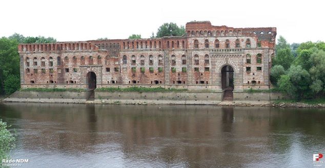 Ruiny spichlerza przy ujściu Narwi do Wisły. Fot. Fotopolska.eu/Rado-NDM