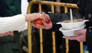 "Żerowali na najbiedniejszych". Nakarm głodnego, ale najpierw najedz się sam