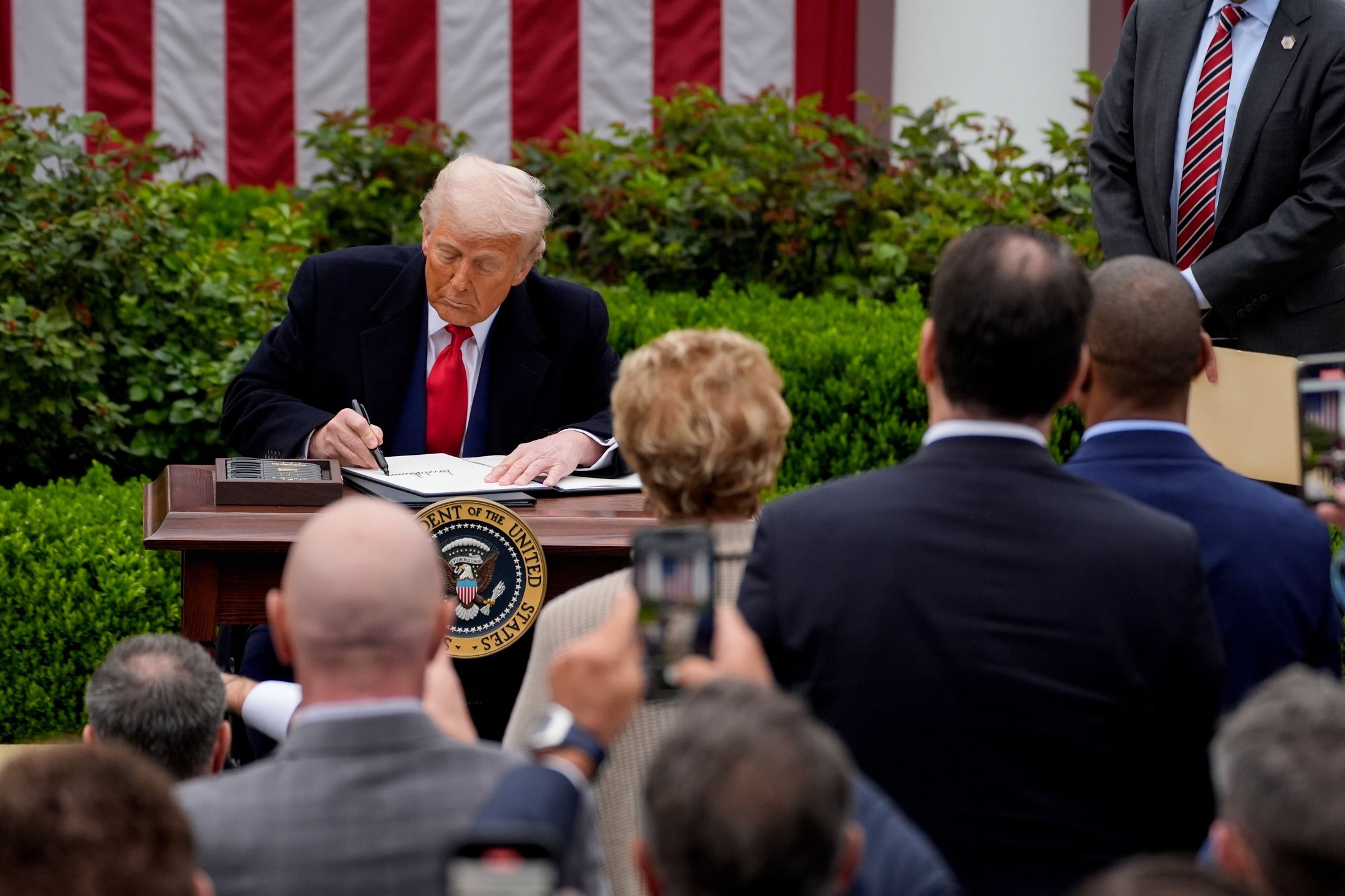US President Trump unveils new tariffs on so-called Liberation Day
epa12006240 US President Donald Trump signs an executive order during a tariff announcement in the Rose Garden of the White House in Washington, DC, USA, 02 April 2025. Trump plans to roll out tariffs on global trading partners, the centerpiece of his effort to bring back manufacturing to the US and reshape a world trade system he has long decried as unfair. Trump has branded the day 'Liberation Day', though most economists expect US consumers to foot the costs.  EPA/KENT NISHIMURA / POOL 
Dostawca: PAP/EPA.
KENT NISHIMURA / POOL
politics, government, markets, trade
