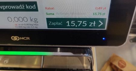 Ostrowiec Świętokrzyski. Przekręt na kwiatki przy kasie samoobsługowej