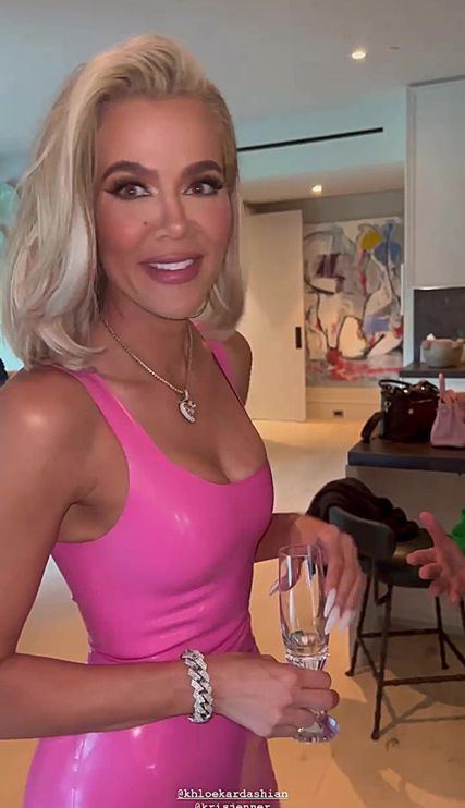 Szczupła Khloe Kardashian w lateksowej mini świętuje 38. urodziny