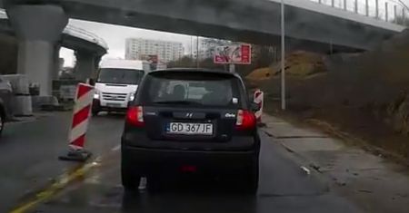 Śmieciarz w korku nauczony kultury [wideo]
