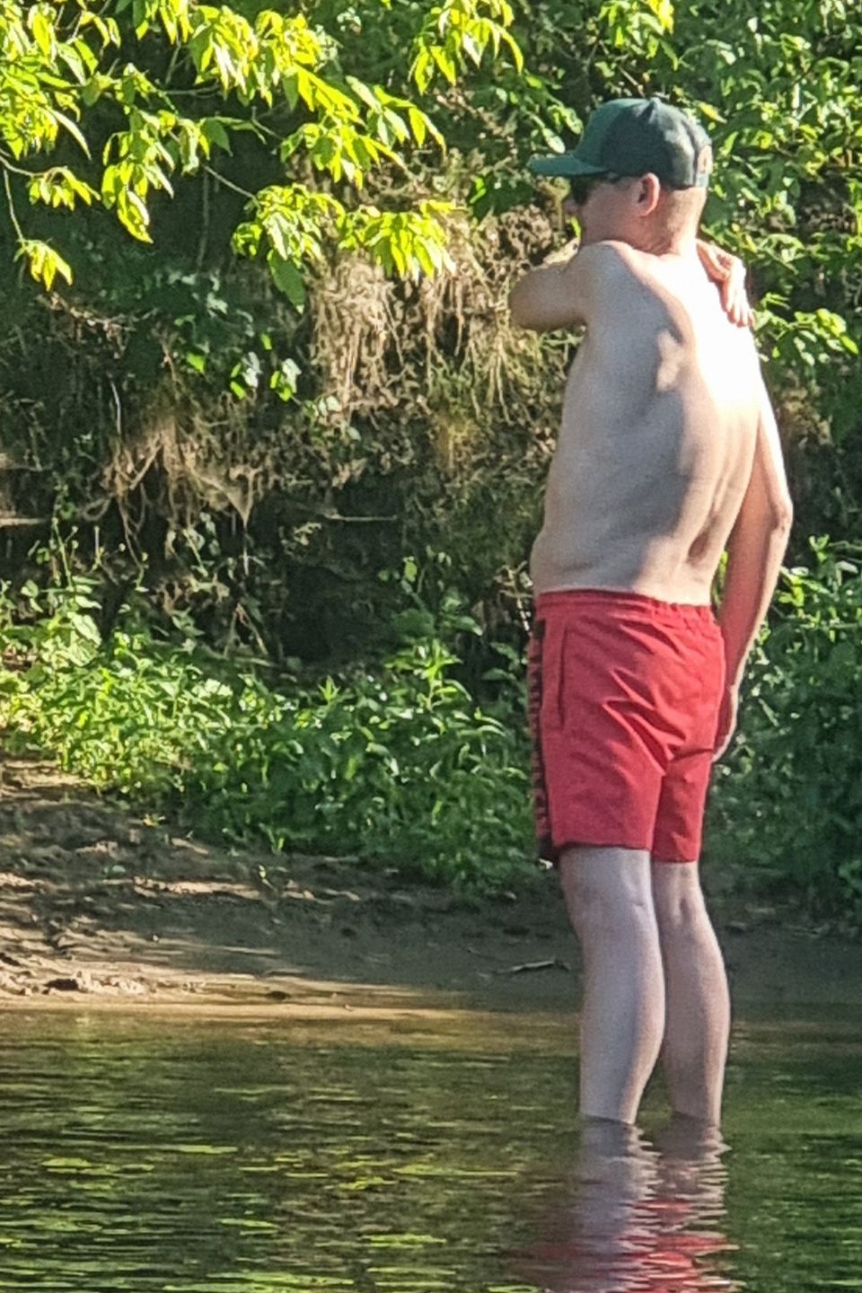 Marcin Mroczek zabrał synów nad rzekę