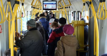 O tym Polacy rozmawiają w komunikacji publicznej. Nie brakuje intymnych szczegółów