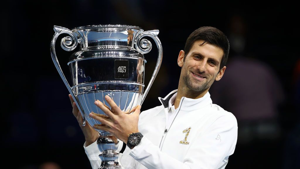 Novak Djoković z pucharem za zajęcie pierwszego miejsca w rankingu ATP na koniec roku Od tego sezonu nagroda będzie sponsorowana przez PIF