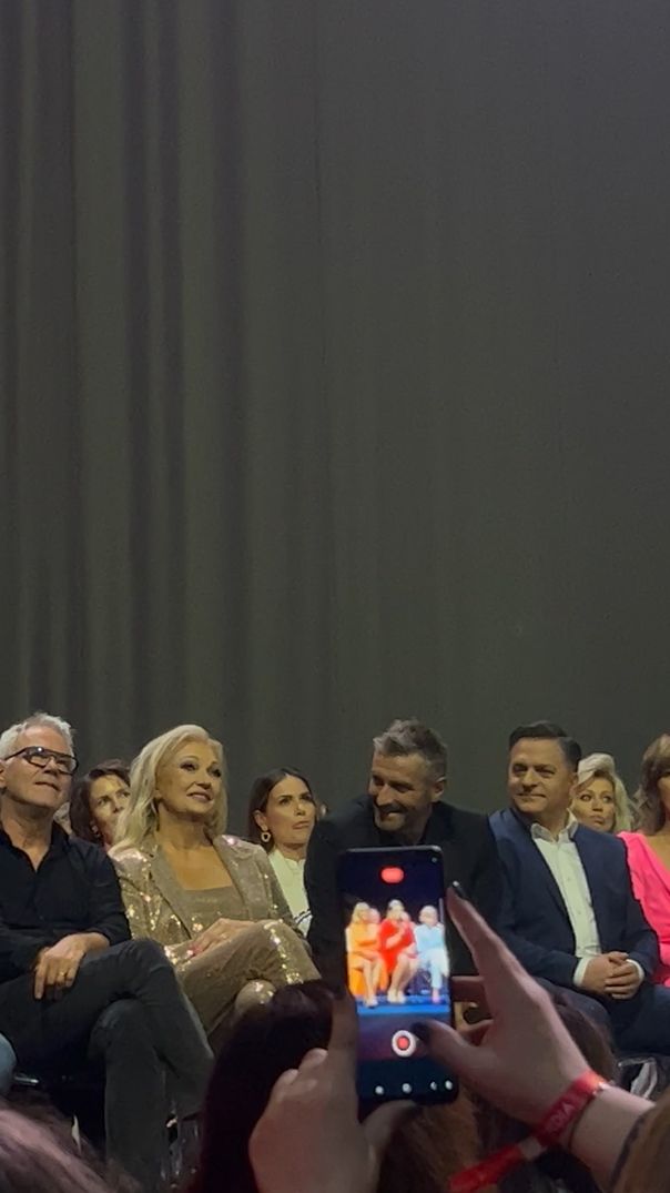 Maciej Dowbor stroi miny podczas przemówienia Elżbiety Romanowskiej