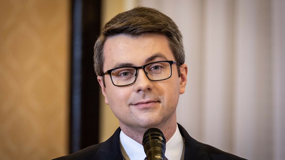 Rzecznik rządu Piotr Müller: "W marcu można byłoby mówić o pewnym luzowaniu obostrzeń"