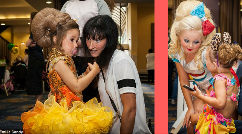 Baby Bella po lewej ze swoją mamą