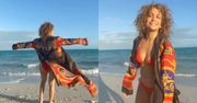 Jennifer Lopez w bikini oddaje się porannym rytuałom na plaży (ZDJĘCIA)