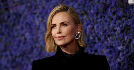 Charlize Theron twierdziła, że jej ojciec zginął w wypadku samochodowym. Mroczna tajemnica na jaw wyszła po latach