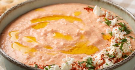 Żadna pasta jajeczna czy hummus. Koniecznie spróbuj tego greckiego smarowidła na pieczywo