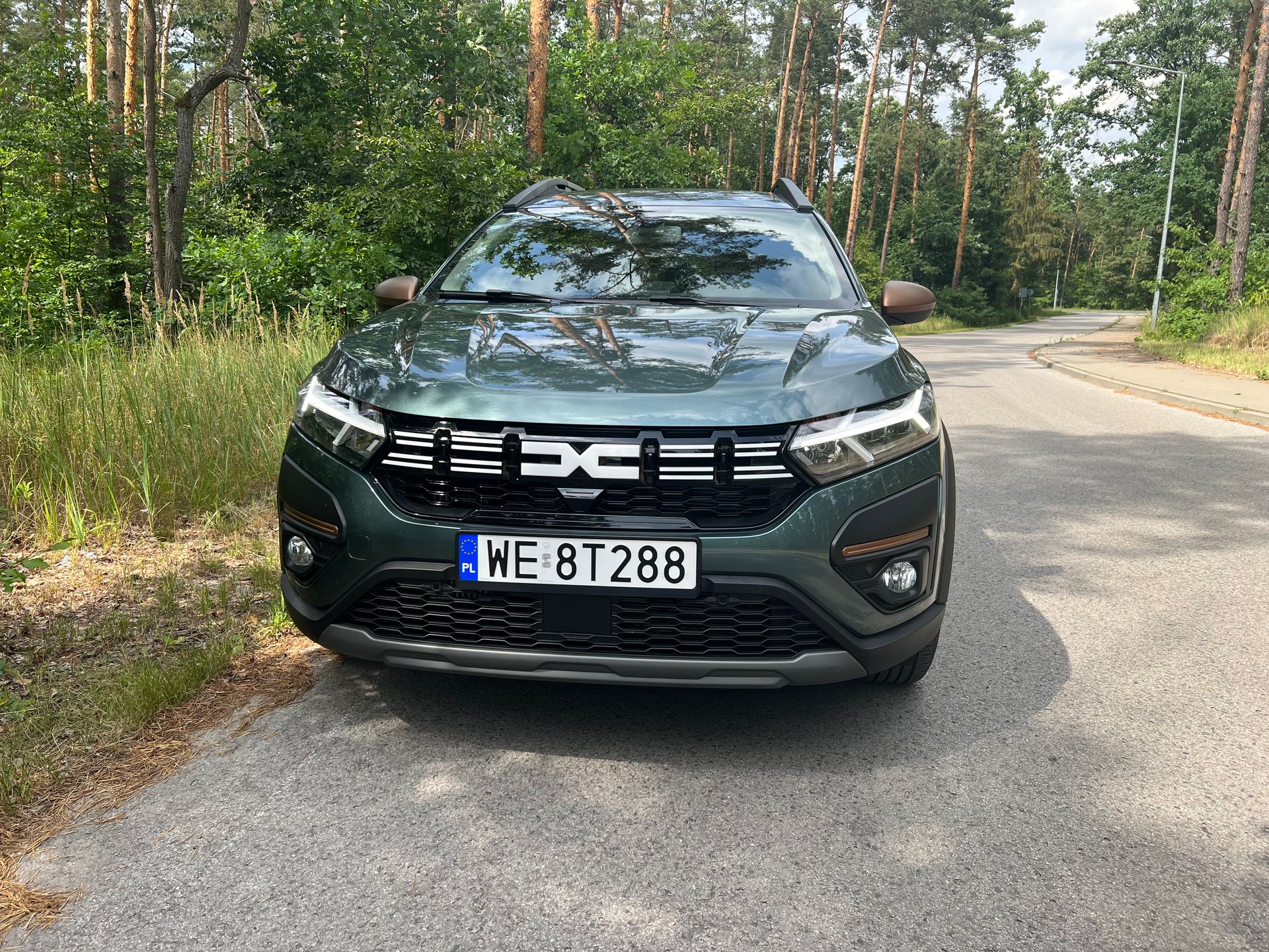 Dacia Jogger to dobry wybór na auto turystyczne. Jest długa, jej dach nie opada, nawet plastikowe nadkola pasują