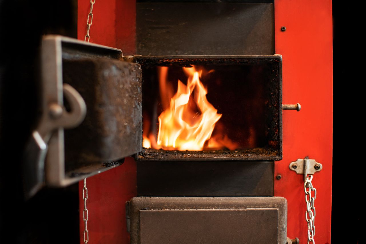 Ile kosztuje ogrzewanie drewnem w 2025 roku? Jaki jest koszt kotła?
