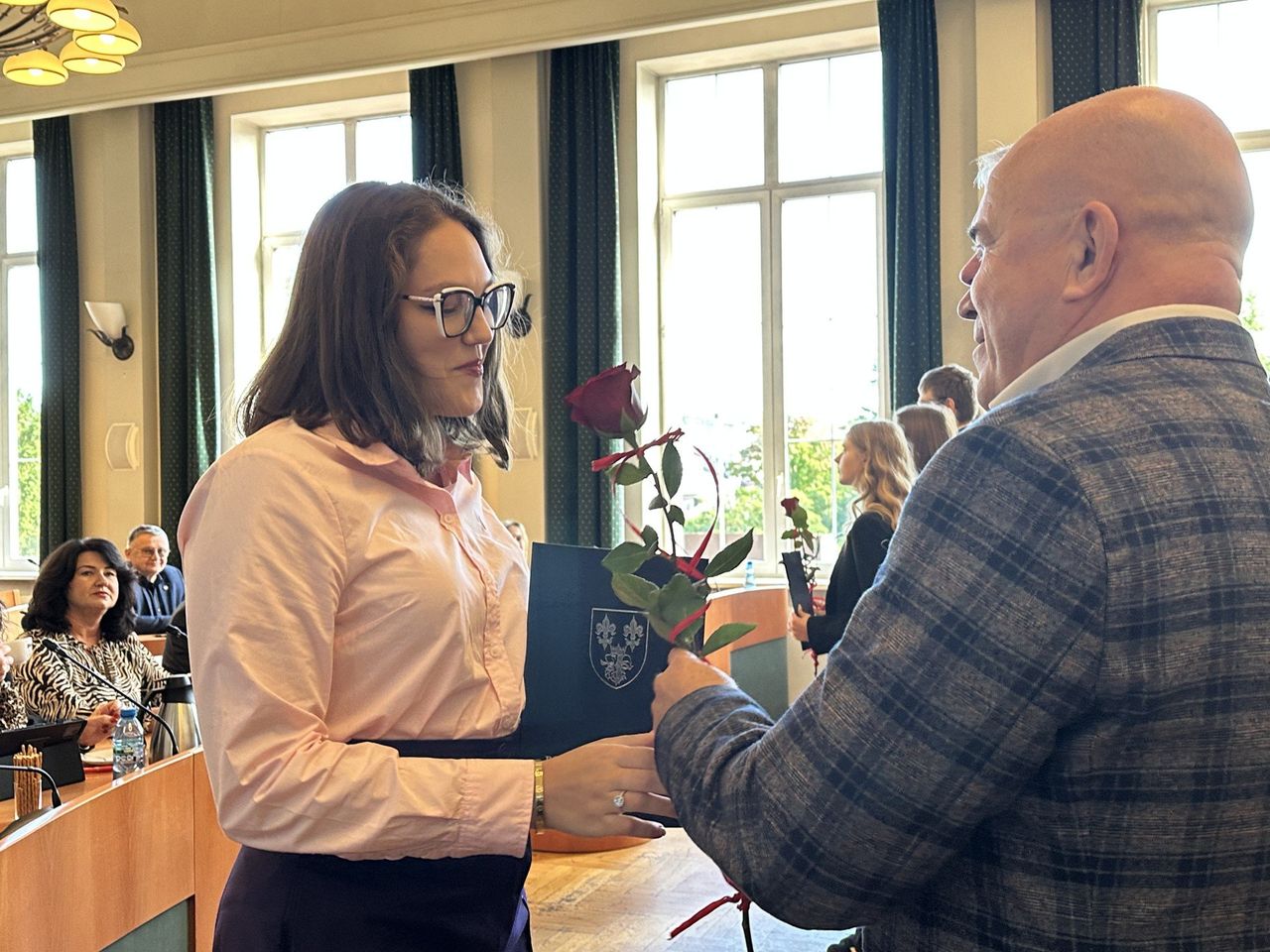 Powiat bełchatowski: Wręczono stypendia powiatowe dla najlepszych uczniów szkół średnich. Te wyniki naprawdę imponują