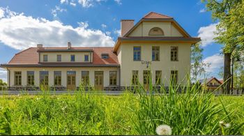 Zabytkowy budynek dworca kolejki wąskotorowej w Grójcu został oficjalnie oddany do użytku. Wygląda olśniewająco