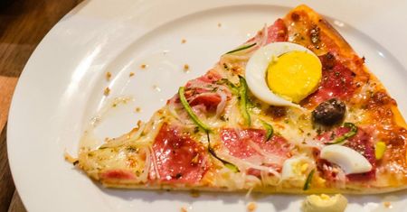 Ta pizza powstaje w 5 minut. Gdyby Włosi to zobaczyli, złapaliby się za głowę