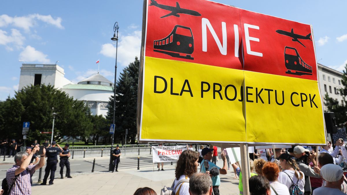 Na zdjęciu demonstrujący przeciwko CPK. W centrum transparent "Nie dla projektu CPK"